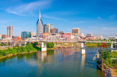 Nashville, Tennessee, ABD şehir şehir manzarası Cumberland Nehri üzerinde.