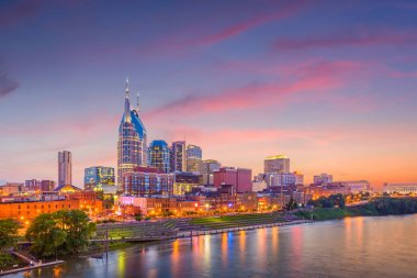 Nashville, Tennessee, ABD şehir şehir manzarası Cumberland Nehri üzerinde.
