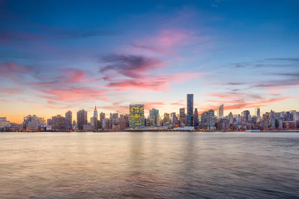 De skyline van Manhattan in de schemering — Stockfoto