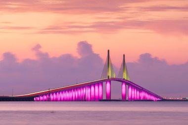 Sunshine Skyway Köprüsü Aşağı Tampa Körfezi 'ne yayılıyor.