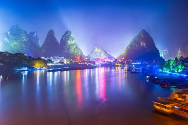 Yangshuo, Çin şehir manzarası ve karst dağları