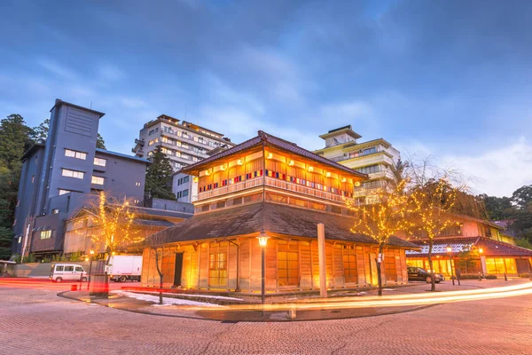 Kaga onsen, ishikawa, japanische Stadt der heißen Quellen in der Dämmerung. — Stockfoto