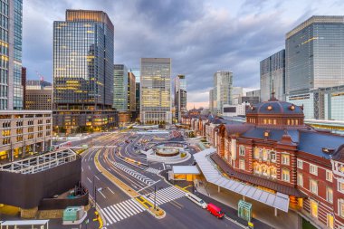 Tokyo, Japonya manzarası Tokyo İstasyonu üzerinden.
