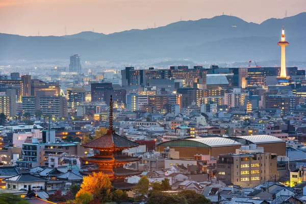 Kyoto, Japan Stadsbild i skymningen — Stockfoto