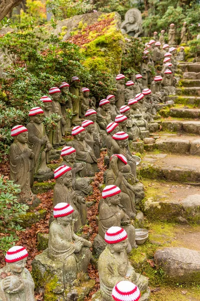 Ilha Miyajima, Hiroshima, Japão, nos caminhos alinhados com buddha — Fotografia de Stock