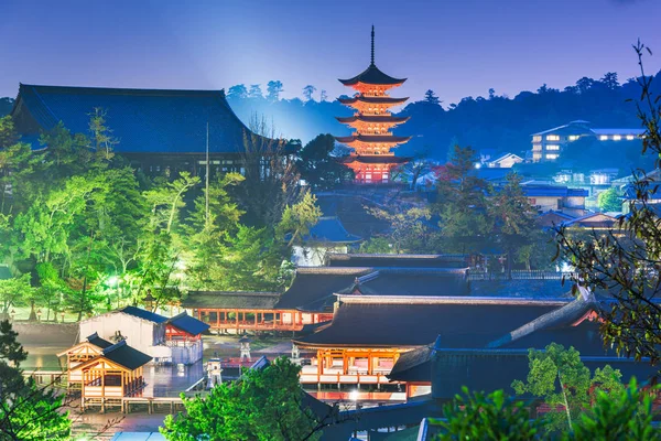 Міядзіма, Хіросіма, Японія вночі в Іцукусімі.. — стокове фото