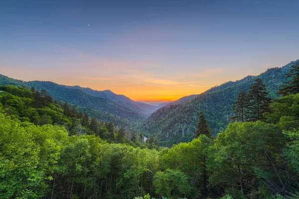 Nouvel écart dans les grandes montagnes fumeuses — Photo