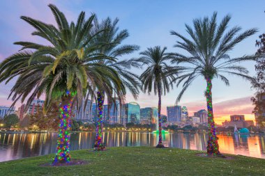 Orlando, Florida, ABD şehir manzarası Eola Gölü.
