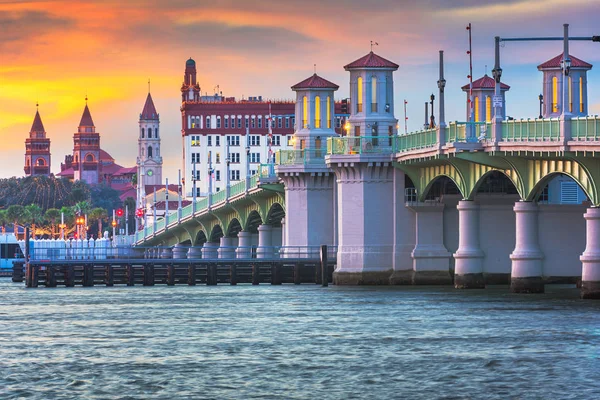 Сент-Огастин, Флорида, США, горизонт города и Лионский мост — стоковое фото