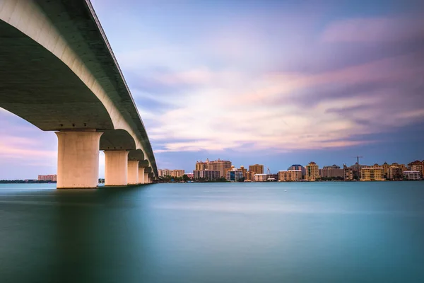 Sarasota, Florida, Amerikai Egyesült Államok város városkép a Sarasota Bay. — Stock Fotó