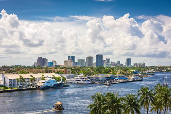 Fort Lauderdale, Florida, Usa skyline vid floden — Stockfoto