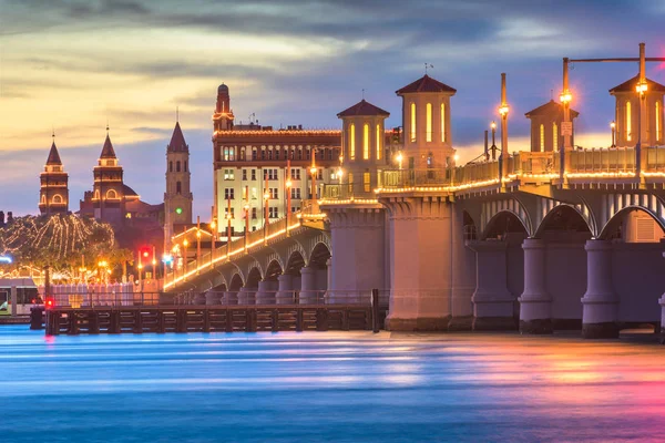 De skyline van de stad van St. Augustine, Florida, Usa en brug van leeuwen — Stockfoto