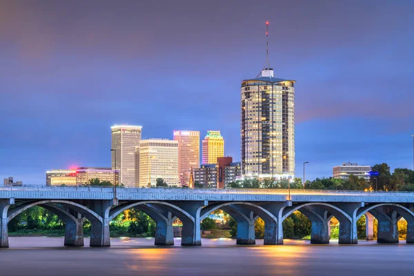 Tulsa, Oklahoma, EUA skyline centro da cidade no rio Arkansas — Fotografia de Stock