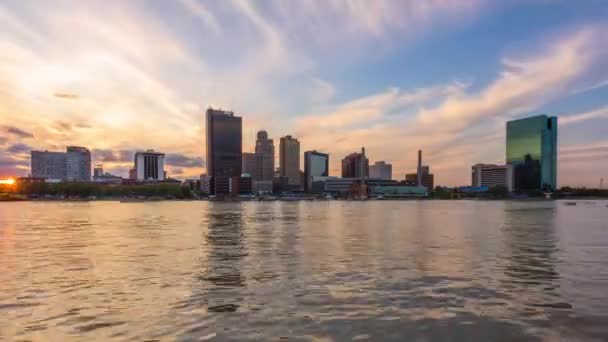 Toledo Ohio Abd Şehir Merkezi Alacakaranlıkta Maumee Nehri Üzerinde Gökyüzü — Stok video
