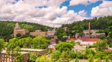 Hot Springs, Arkansas, ABD şehir silüeti dağlarda.
