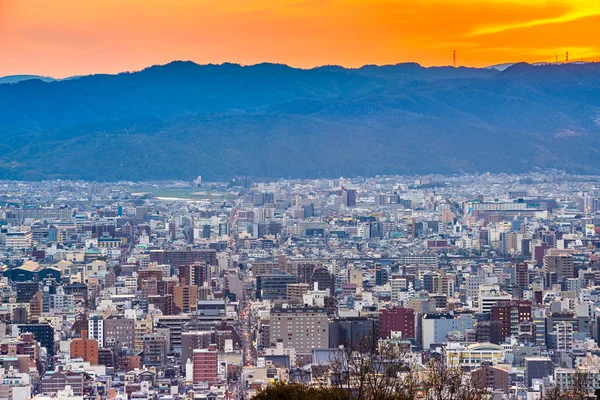 Quioto, Cidade do Japão ao anoitecer — Fotografia de Stock