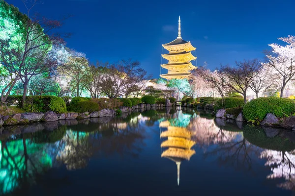 寺に五重塔の春では京都、日本 — ストック写真