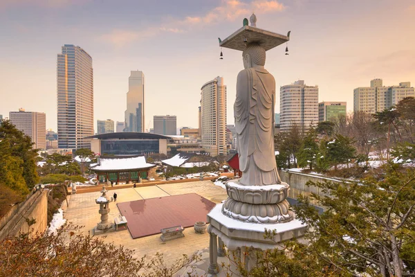 Skyline del centro de Seúl, Corea del Sur desde el templo bongeunsa — Foto de Stock