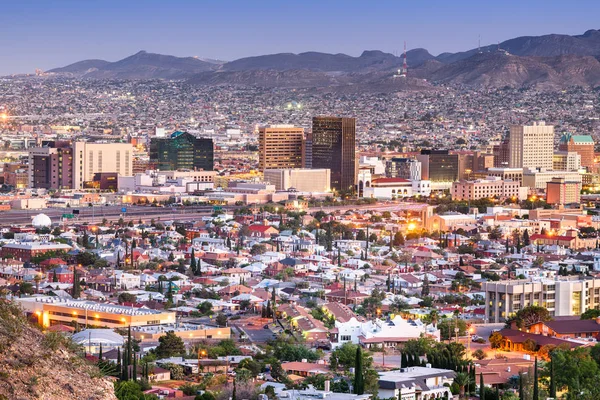 El Paso, Texas, Amerikai Egyesült Államok belvárosa alkonyatkor — Stock Fotó