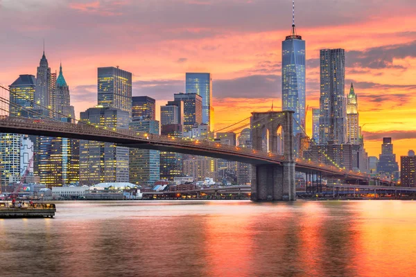 Nedre Manhattan Skyline och Brooklyn Bridge — Stockfoto