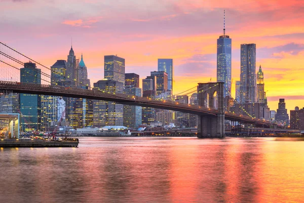 Lower Manhattan Skyline y Brooklyn Bridge —  Fotos de Stock