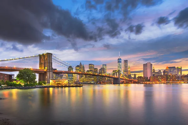 Lower Manhattan Skyline en Brooklyn Bridge — Stockfoto