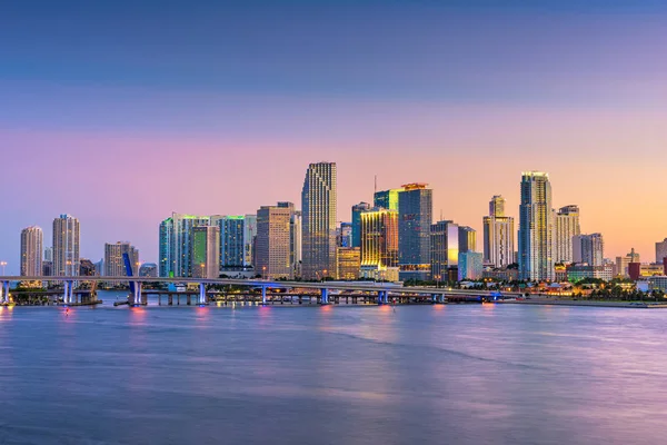 De skyline van Miami, Florida, Usa op Bisayne Bay — Stockfoto