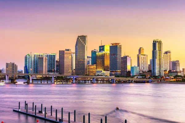 Miami, Florida, Estados Unidos skyline en Bisayne Bay — Foto de Stock