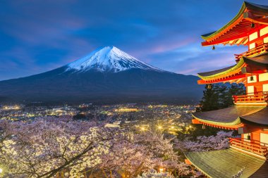 Fujiyoshida, Japonya Chureito Pagoda ve Mt. Fuji ilkbaharda