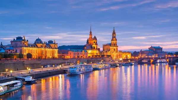 Dresden, Németország katedrálisok városképe az Elba folyó felett — Stock Fotó