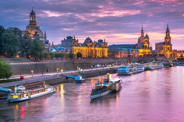 Dresden, Alemanha paisagem urbana de catedrais sobre o rio Elba — Fotografia de Stock