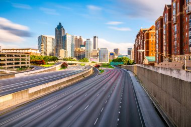 Atlanta, Georgia, ABD şehir manzarası alacakaranlıkta karayolları üzerinde