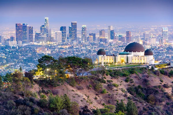 Los angeles, Californië, usa centrum skyline van griffith park — Stockfoto