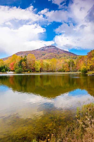 Yonah Mountain, Georgia, USA autumn landscape and lake. — Stock Photo, Image
