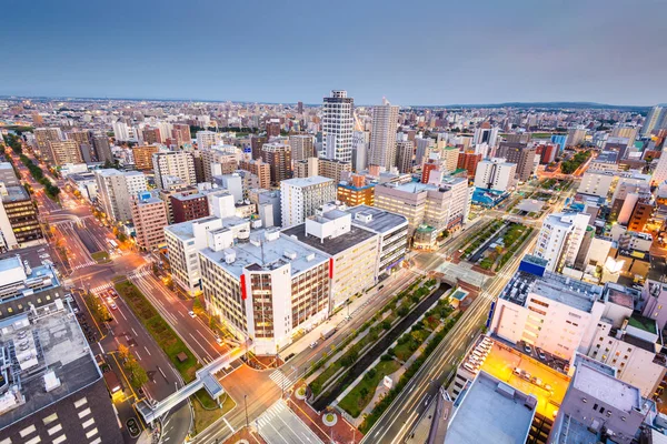 Sapporo, Japan Stadsbild vid skymningen — Stockfoto