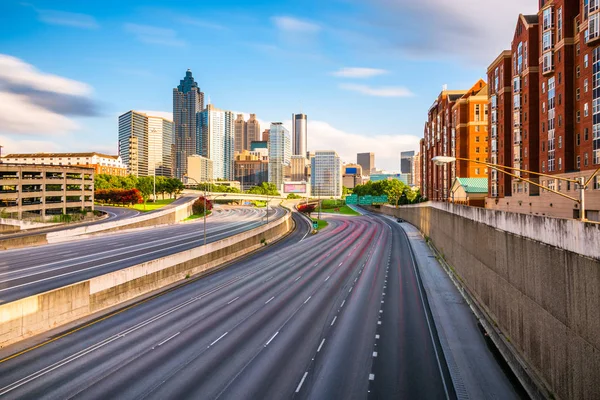 Atlanta, Georgia, Stati Uniti skyline del centro sopra le autostrade al tramonto — Foto Stock