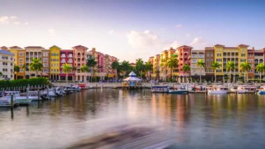 Napoli, Florida, Abd şehir silueti alacakaranlıkta su üzerinde.