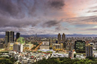 Taipei, Tayvan şehrinin alacakaranlıkta Xinyi bölgesinde gökyüzü..
