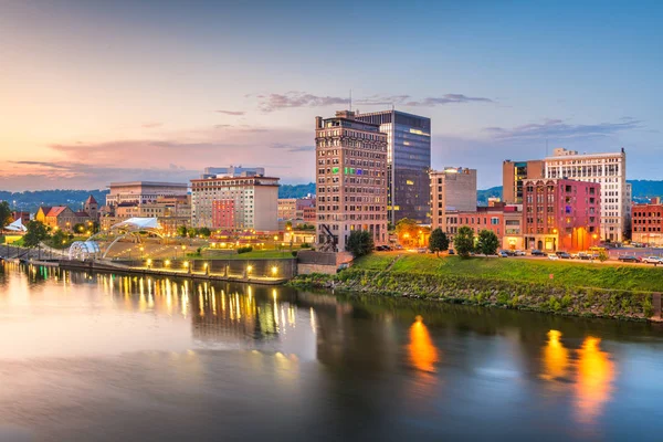 Charleston, West Virginia, USA downtown skyline on the river at — 스톡 사진