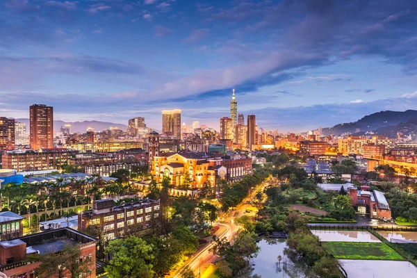 Taipei, Taiwan skyline sobre Universidade Nacional de Taiwan — Fotografia de Stock