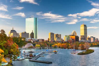 Boston, Massachusetts, ABD skyline Charles Nehri üzerinde 