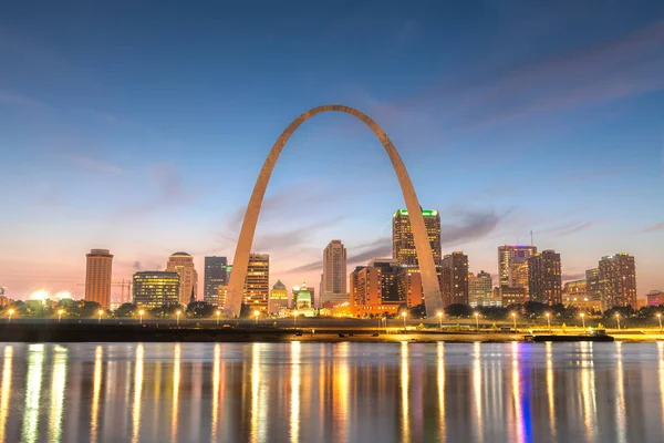 St. Louis, Missouri, Stati Uniti d'America paesaggio urbano del centro sul Mississippi R — Foto Stock