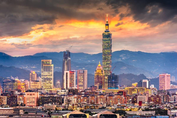 Taipei, Taiwán Paisaje urbano al anochecer — Foto de Stock