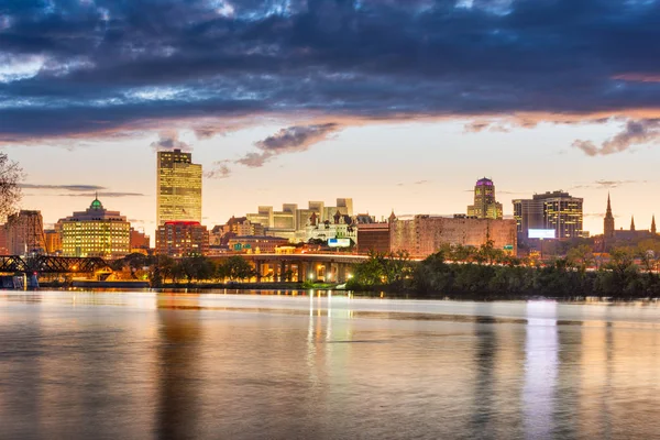 Albany, Nueva York, Estados Unidos skyline en el río Hudson — Foto de Stock