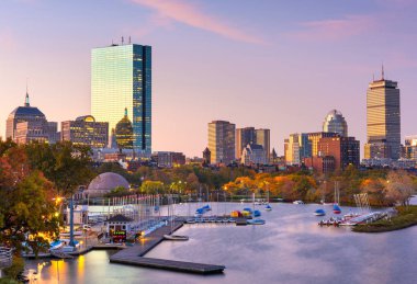 Boston, Massachusetts, ABD skyline Charles Nehri üzerinde 