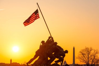 Washington, Dc - 5 Nisan 2015: Deniz Kuvvetleri Savaş Anıtı şafakta. İkinci Dünya Savaşı sırasında Iwo Jima'da ikinci ABD bayrağı büyüten askerlik heykelleri anıt özellikleri.