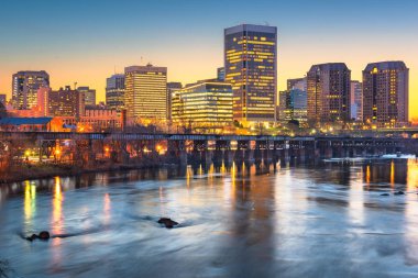 Richmond, Virginia, ABD şehir manzarası James Nehri üzerinde