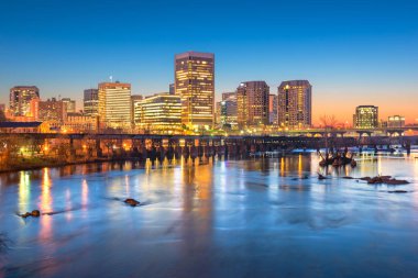 Richmond, Virginia, ABD şehir manzarası James Nehri üzerinde