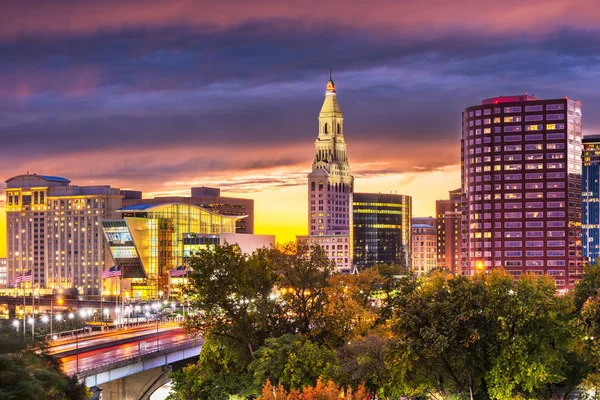 Hartford, Connecticut, USA skyline céntrico al atardecer — Foto de Stock