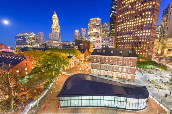 Boston, Massachusetts, Estados Unidos skyline con Faneuil Hall y Quincy — Foto de Stock